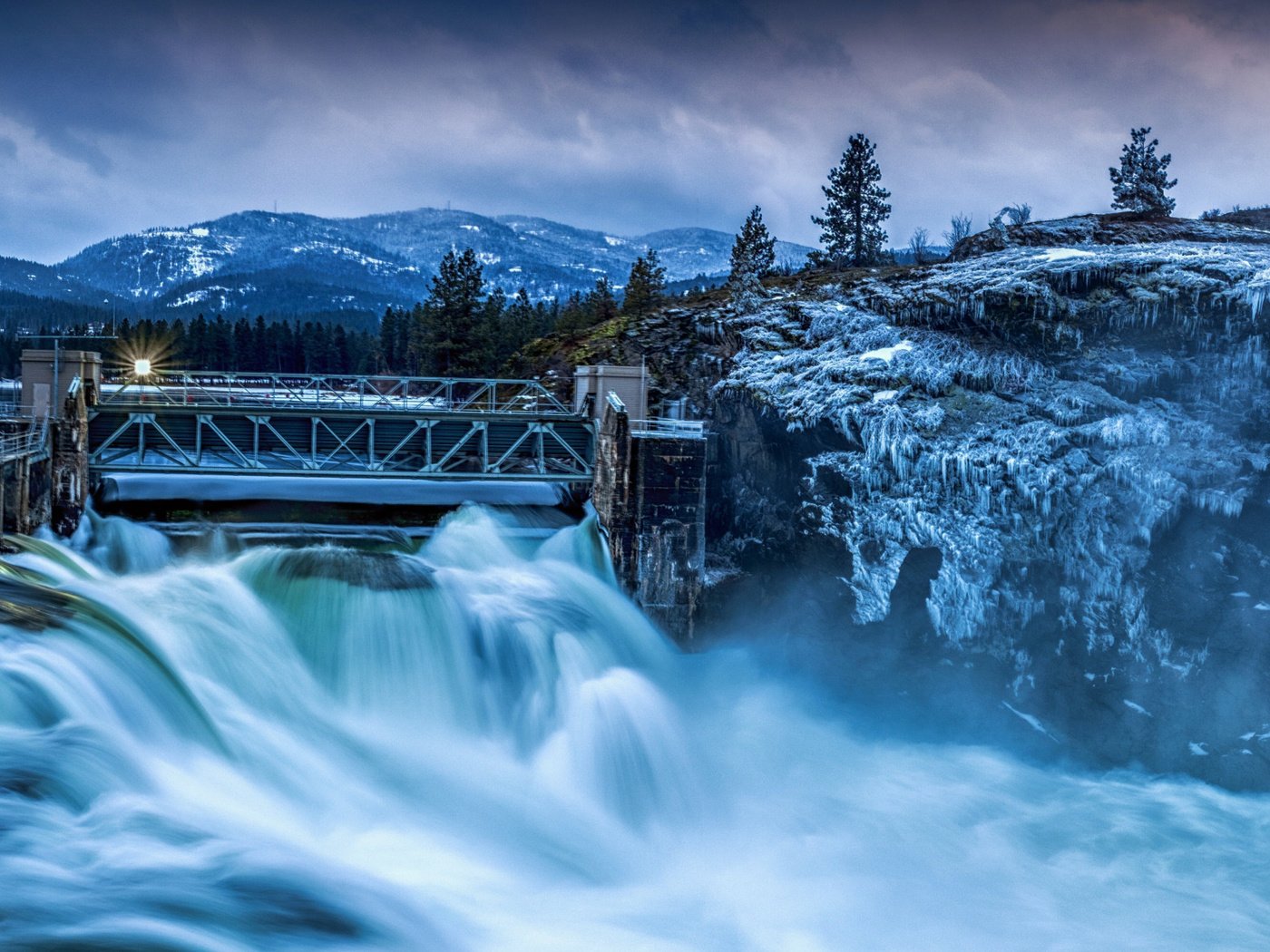 Обои деревья, река, горы, природа, зима, дамба, trees, river, mountains, nature, winter, dam разрешение 2112x1188 Загрузить