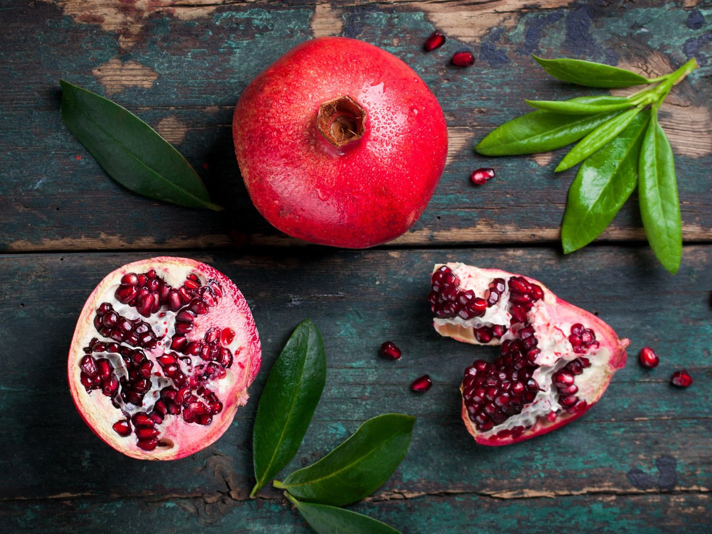 Обои листья, зерна, плоды, дерева, граната, гранат, leaves, grain, fruit, wood, pomegranate, garnet разрешение 2112x1188 Загрузить