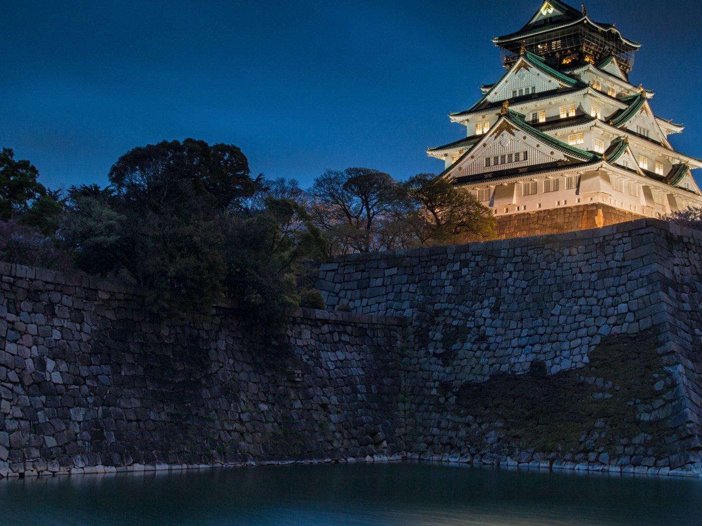 Обои ночь, вода, замок, япония, осака, насыпь, ров, osaka castle, night, water, castle, japan, osaka, mound, ditch разрешение 2112x1188 Загрузить