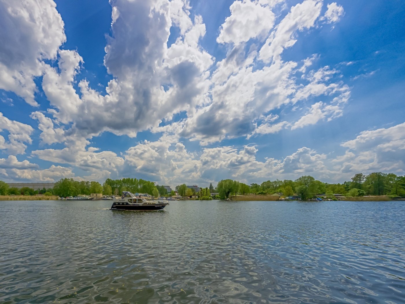 Обои небо, облака, река, пейзаж, яхта, катер, берлин, кепеник, the sky, clouds, river, landscape, yacht, boat, berlin разрешение 4607x3112 Загрузить