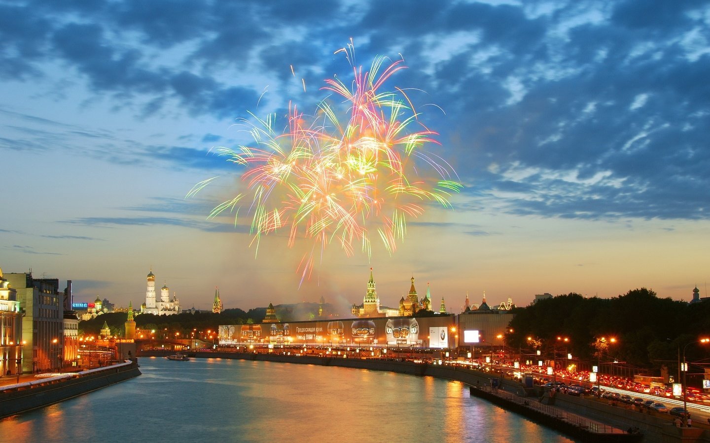 Обои река, москва, салют, кремль, river, moscow, salute, the kremlin разрешение 2560x1600 Загрузить