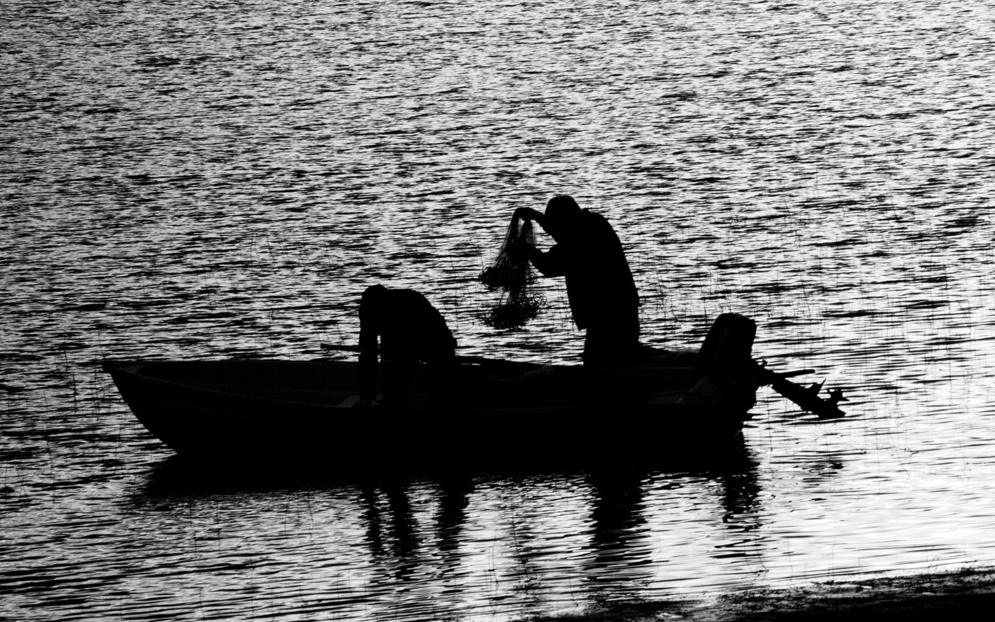 Обои вода, люди, черно-белая, лодка, рыбалка, water, people, black and white, boat, fishing разрешение 3032x2016 Загрузить