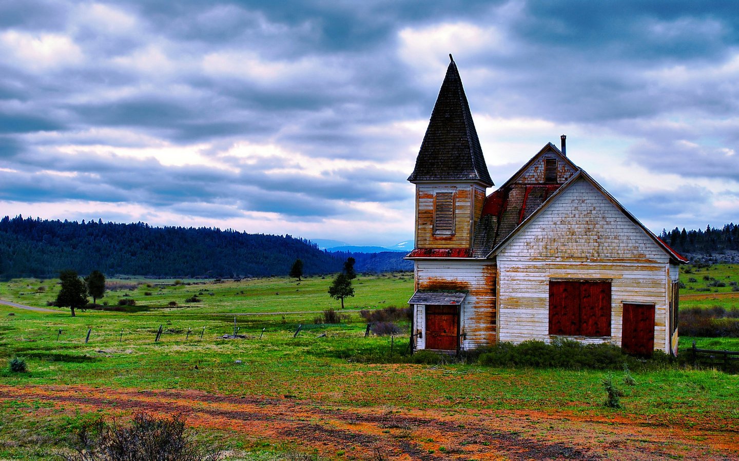 Обои горы, лес, поле, дом, mountains, forest, field, house разрешение 1920x1200 Загрузить