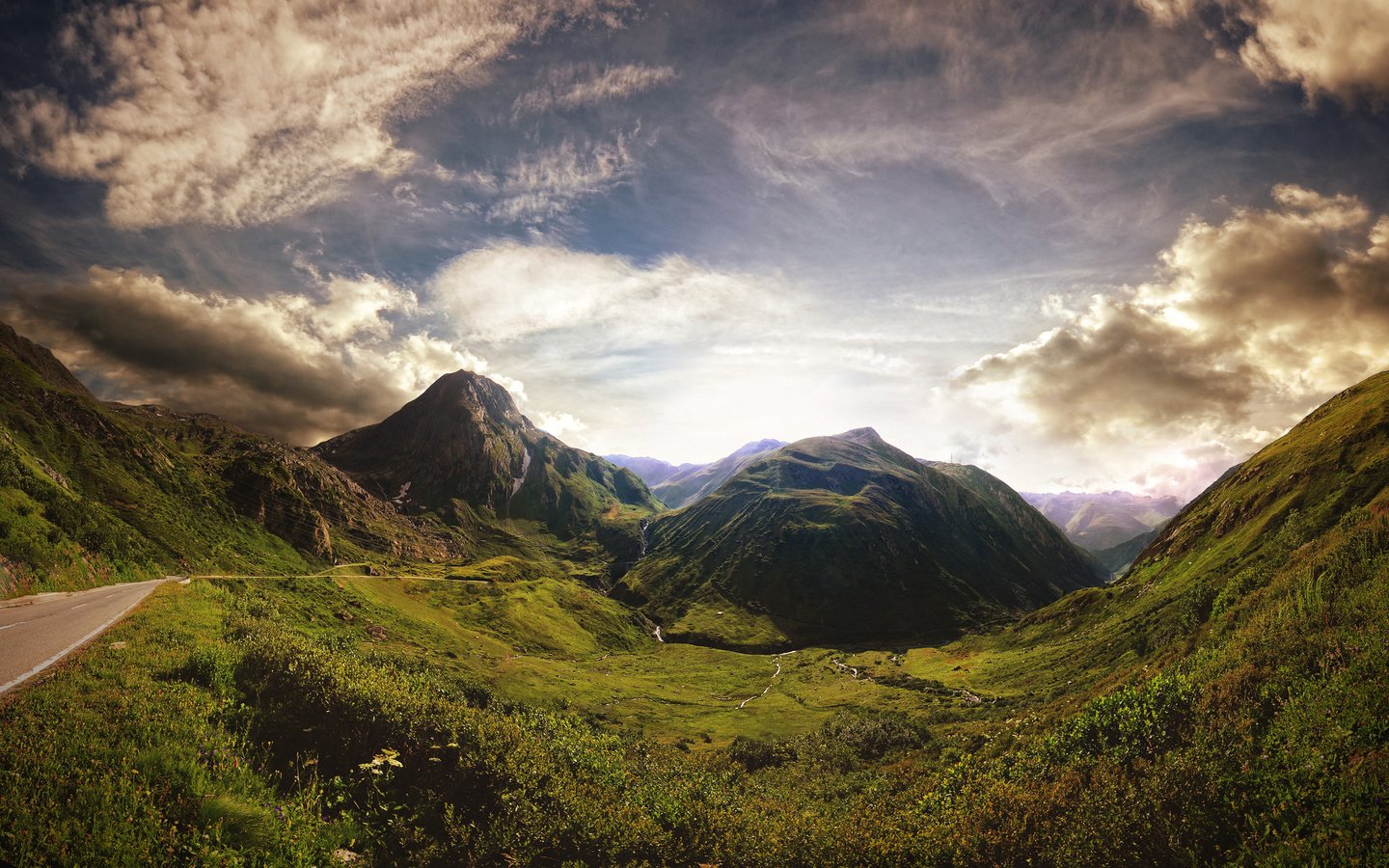 Обои небо, трава, облака, горы, природа, швейцария, альпы, the old furka pass, the sky, grass, clouds, mountains, nature, switzerland, alps разрешение 2560x1600 Загрузить