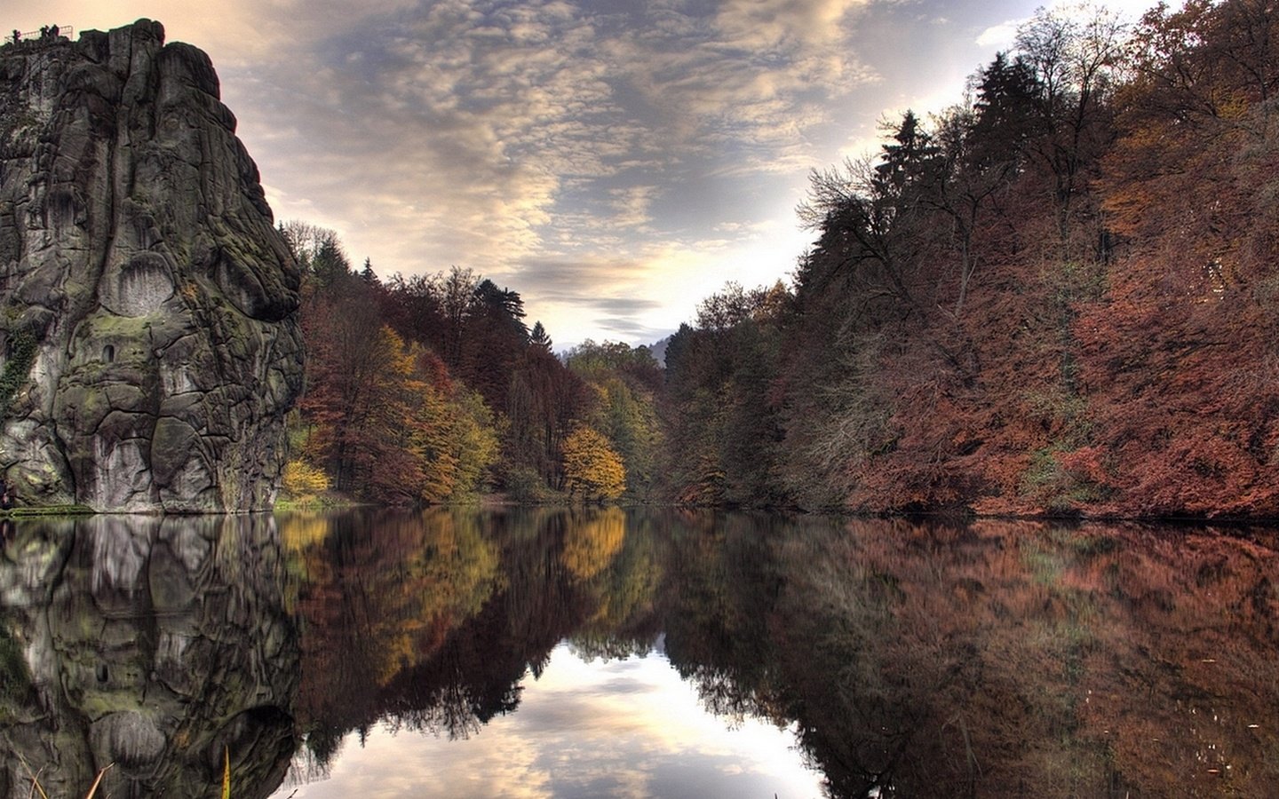 Обои небо, облака, деревья, вода, озеро, отражение, скала, осень, the sky, clouds, trees, water, lake, reflection, rock, autumn разрешение 1920x1080 Загрузить