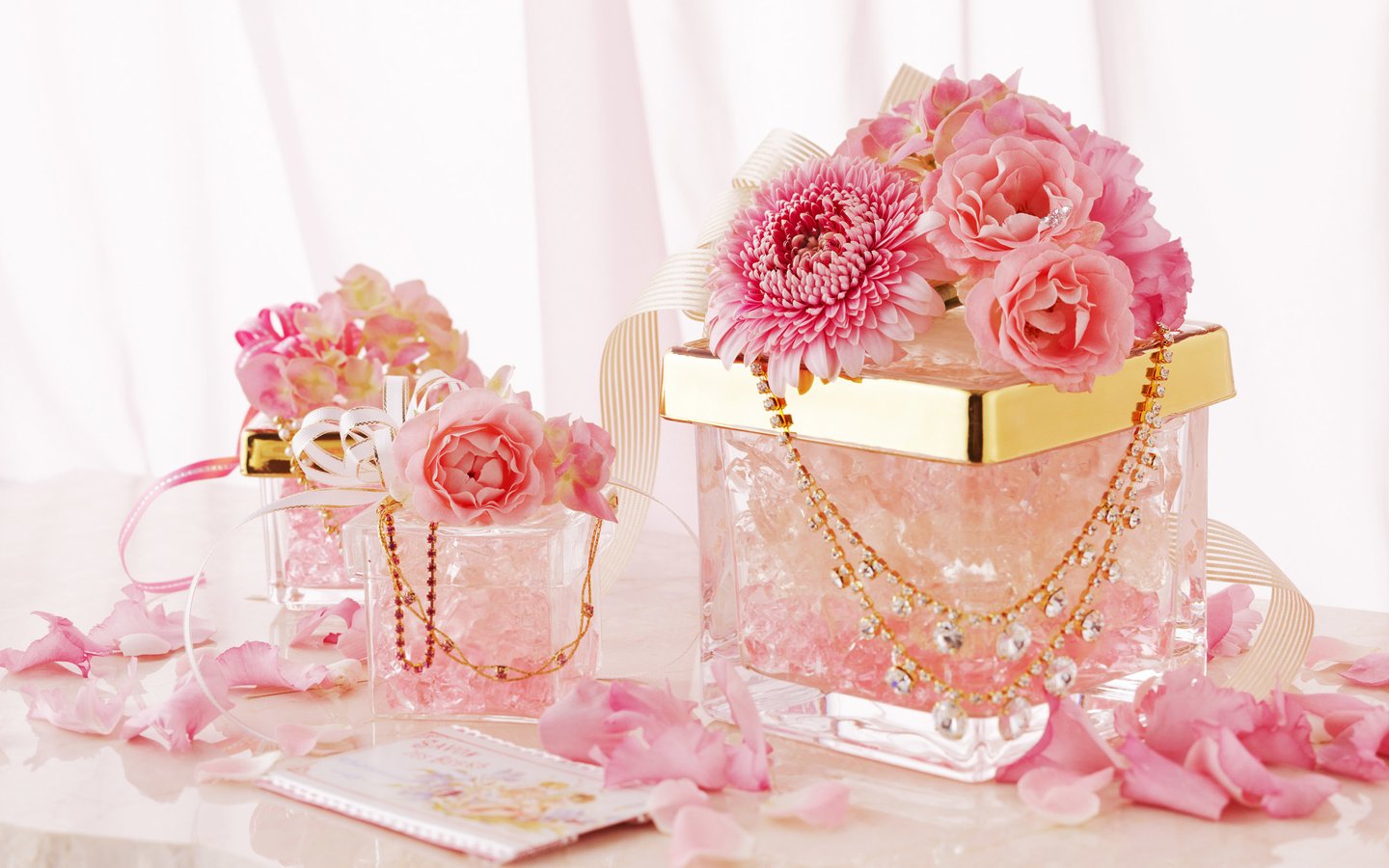 Обои цветы, настроение, розовый, бусы, праздник, flowers, mood, pink, beads, holiday разрешение 2560x1600 Загрузить