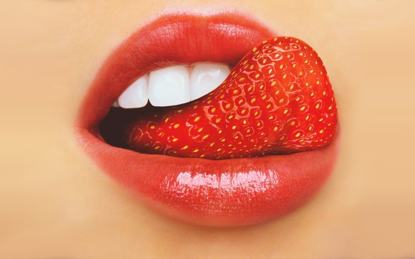 Обои девушка, макро, губы, язык-клубничка, girl, macro, lips, language-strawberry разрешение 1920x1200 Загрузить