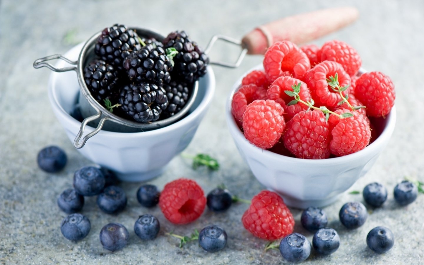 Обои малина, ягоды, черника, посуда, ежевика, anna verdina, raspberry, berries, blueberries, dishes, blackberry разрешение 1920x1277 Загрузить