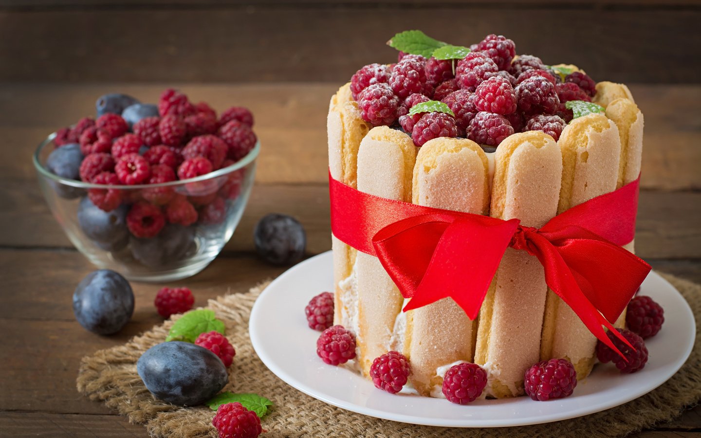 Обои малина, ягоды, торт, десерт, бант, сливы, савоярди, raspberry, berries, cake, dessert, bow, plum, savoiardi разрешение 3000x2000 Загрузить