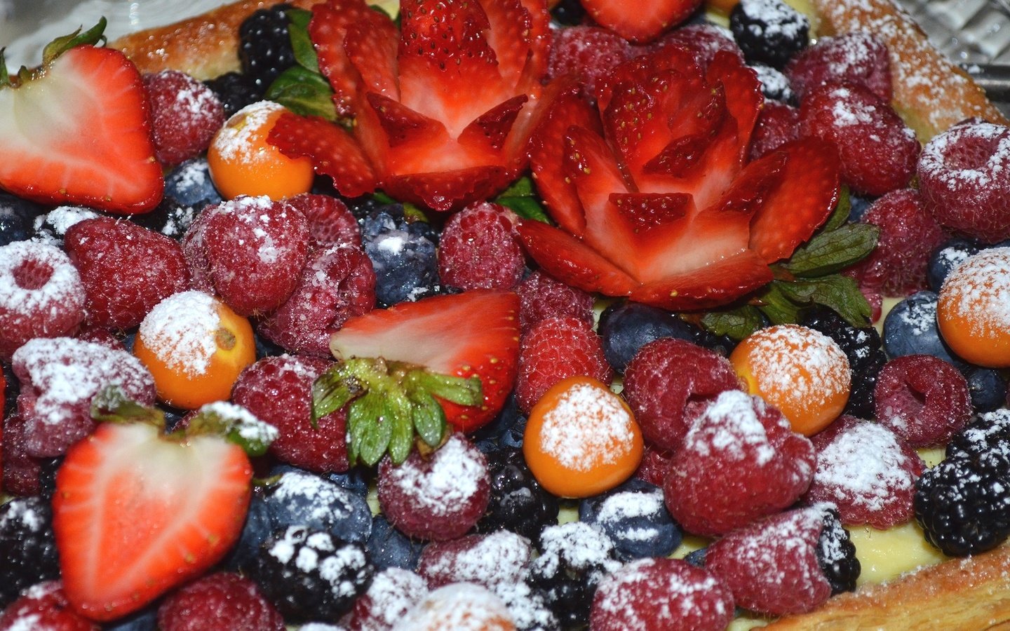 Обои малина, клубника, ягоды, пирог, ежевика, голубика, raspberry, strawberry, berries, pie, blackberry, blueberries разрешение 2100x1376 Загрузить