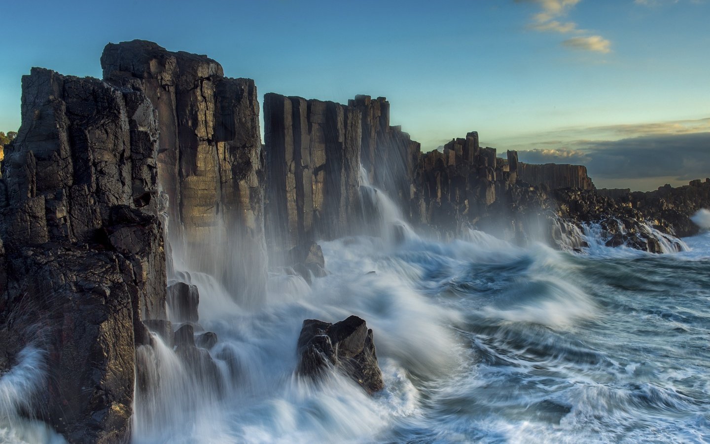 Обои небо, облака, скалы, природа, волны, пейзаж, море, the sky, clouds, rocks, nature, wave, landscape, sea разрешение 1920x1080 Загрузить