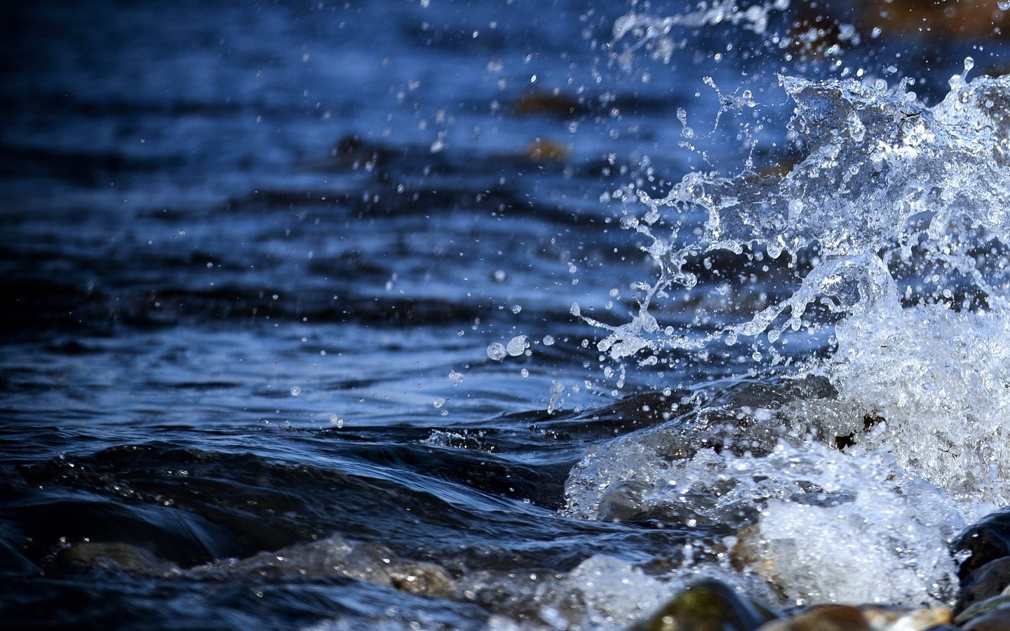 Обои вода, камни, берег, макро, море, волна, брызги, мокро, water, stones, shore, macro, sea, wave, squirt, wet разрешение 2048x1299 Загрузить