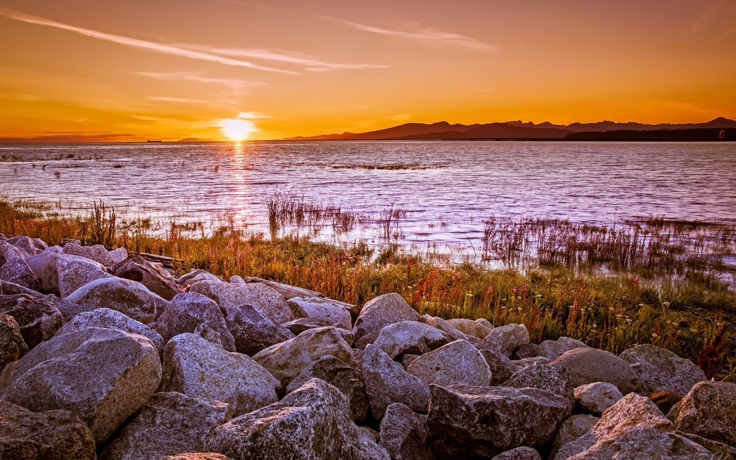 Обои небо, озеро, солнце, камни, берег, лучи, утро, горизонт, the sky, lake, the sun, stones, shore, rays, morning, horizon разрешение 2048x1365 Загрузить