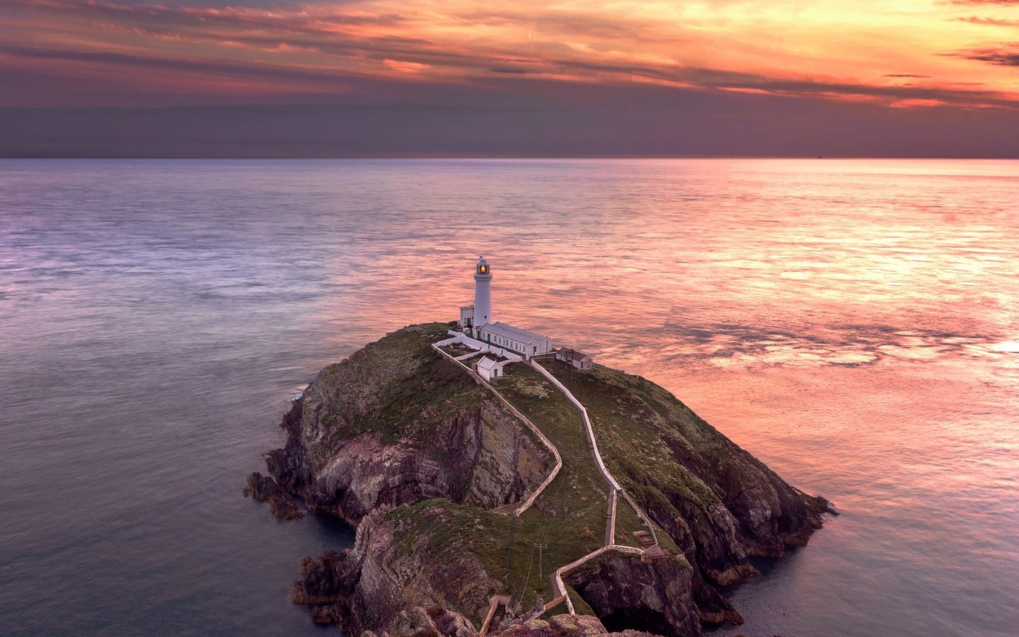 Обои небо, anglesey, south stack lighthouse, облака, закат, море, скала, маяк, мыс, уэльс, the sky, clouds, sunset, sea, rock, lighthouse, cape, wales разрешение 2048x1365 Загрузить