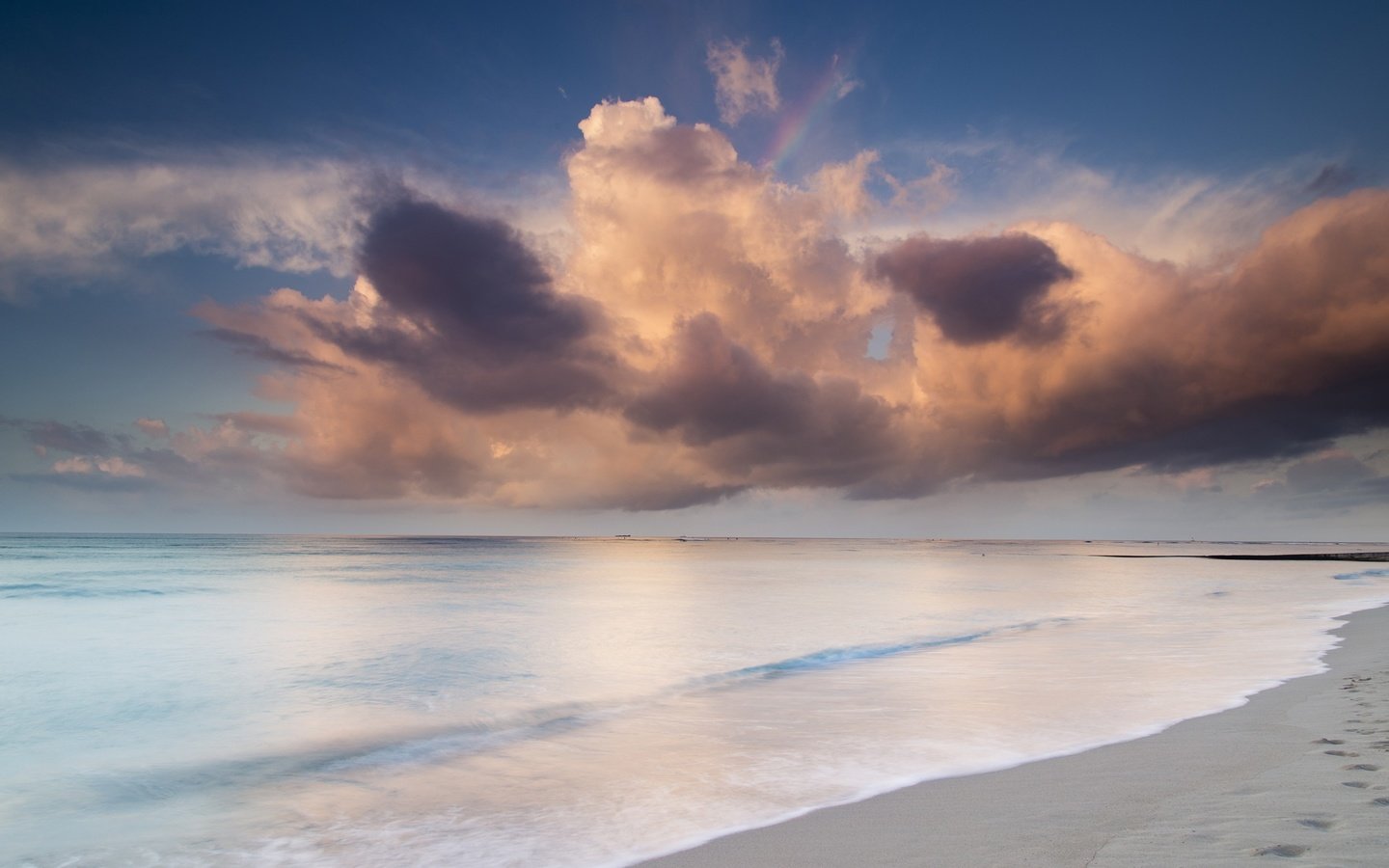 Обои небо, облака, берег, море, песок, пляж, следы, the sky, clouds, shore, sea, sand, beach, traces разрешение 2300x1533 Загрузить