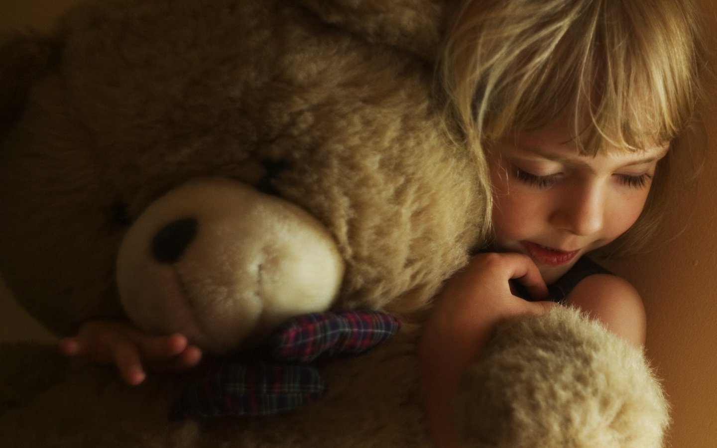 Обои медведь, девочка, игрушка, лицо, ребенок, руки, светлые волосы, обнимает, bear, girl, toy, face, child, hands, blonde hair, hugs разрешение 2430x1974 Загрузить