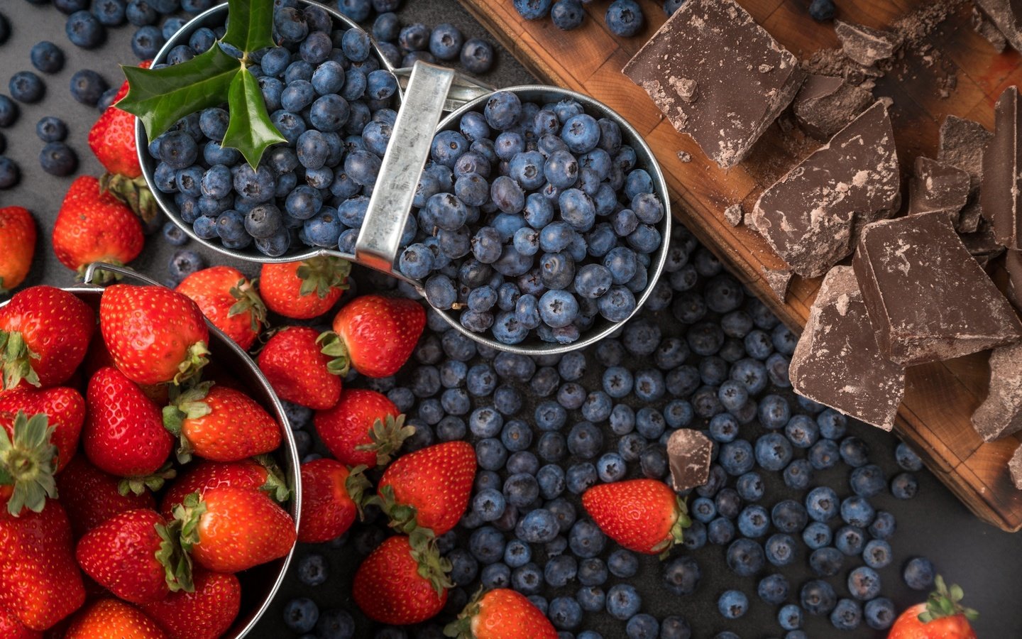 Обои клубника, ягоды, черника, шоколад, strawberry, berries, blueberries, chocolate разрешение 2500x1551 Загрузить