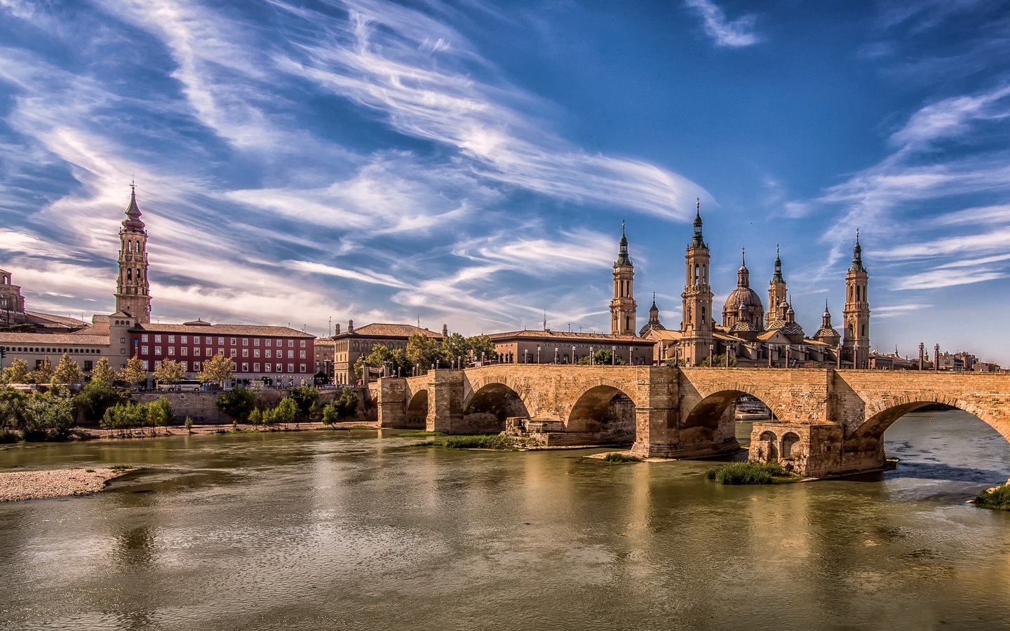 Обои мост, город, башни, испания, сарагоса, bridge, the city, tower, spain, zaragoza разрешение 2048x1152 Загрузить