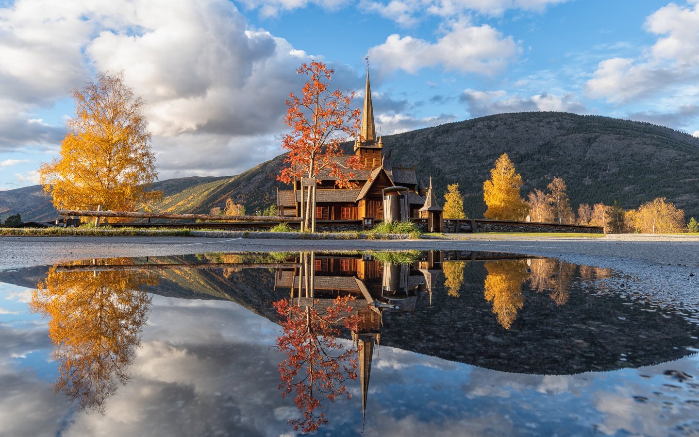 Обои облака, горы, природа, отражение, осень, церковь, норвегия, vestlandet, clouds, mountains, nature, reflection, autumn, church, norway разрешение 5120x3417 Загрузить