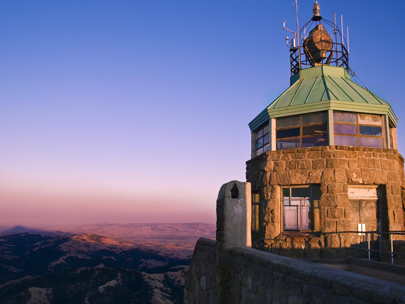 Обои холмы, башня, прожектор, hills, tower, spotlight разрешение 1920x1200 Загрузить