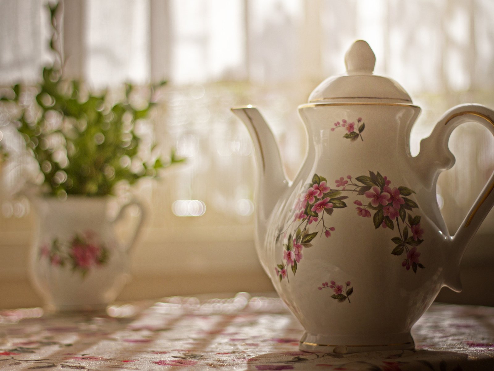 Обои цветы, стол, размытость, ваза, посуда, чайник, flowers, table, blur, vase, dishes, kettle разрешение 1920x1280 Загрузить