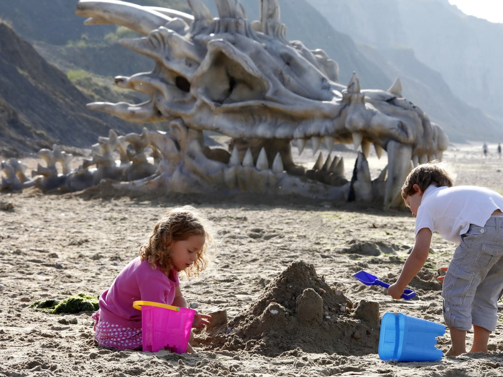 Обои песок, дети, dragon skull, sand, children разрешение 2560x1600 Загрузить