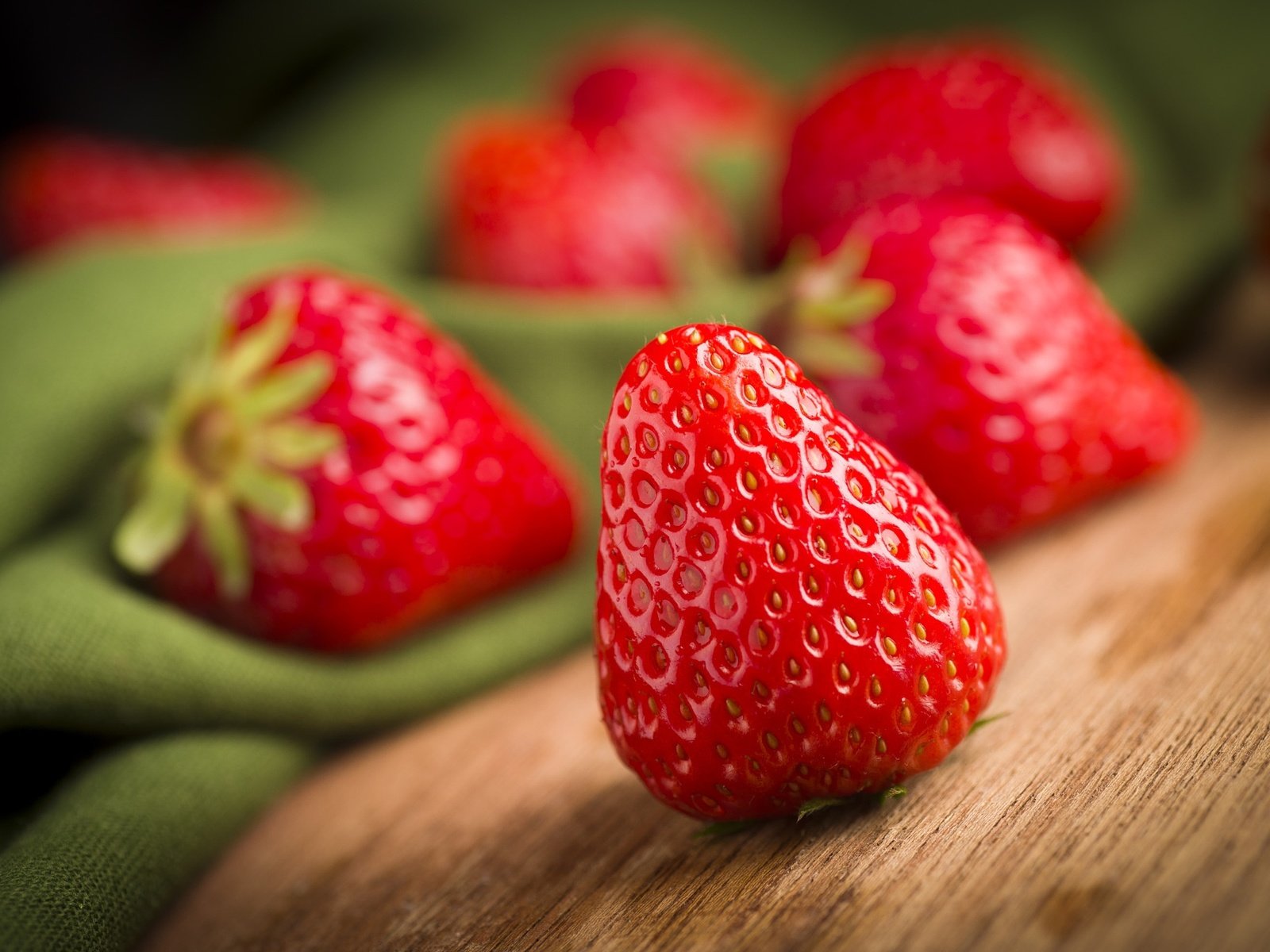 Обои красная, клубника, ягоды, свежая, red, strawberry, berries, fresh разрешение 2048x1367 Загрузить