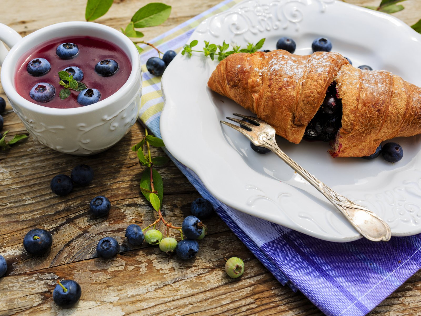 Обои ягоды, черника, выпечка, круассан, berries, blueberries, cakes, croissant разрешение 5760x3840 Загрузить