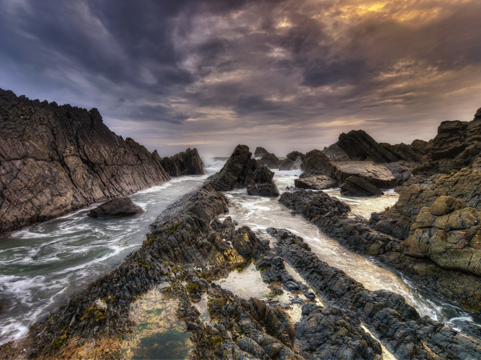 Обои небо, облака, скалы, камни, море, пляж, побережье, the sky, clouds, rocks, stones, sea, beach, coast разрешение 2560x1706 Загрузить