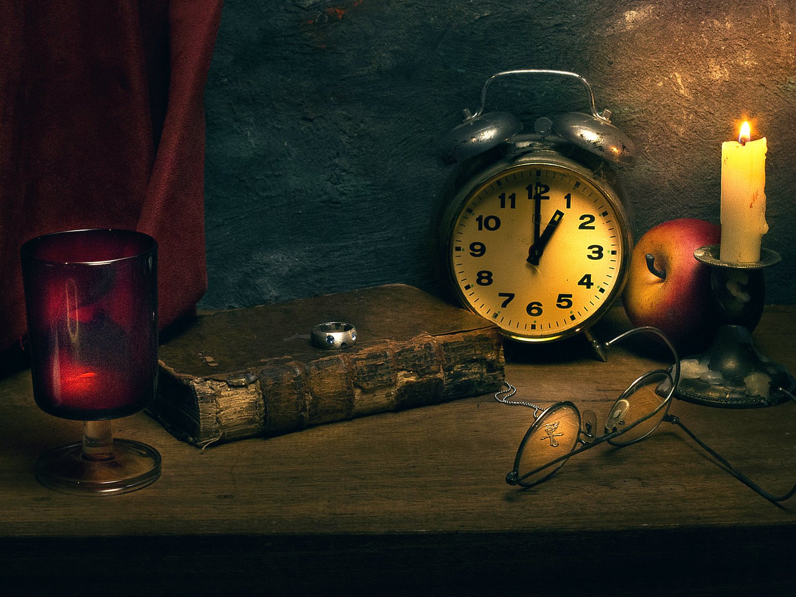 Обои очки, часы, кольцо, яблоко, свеча, книга, натюрморт, time immortal, glasses, watch, ring, apple, candle, book, still life разрешение 2000x1333 Загрузить