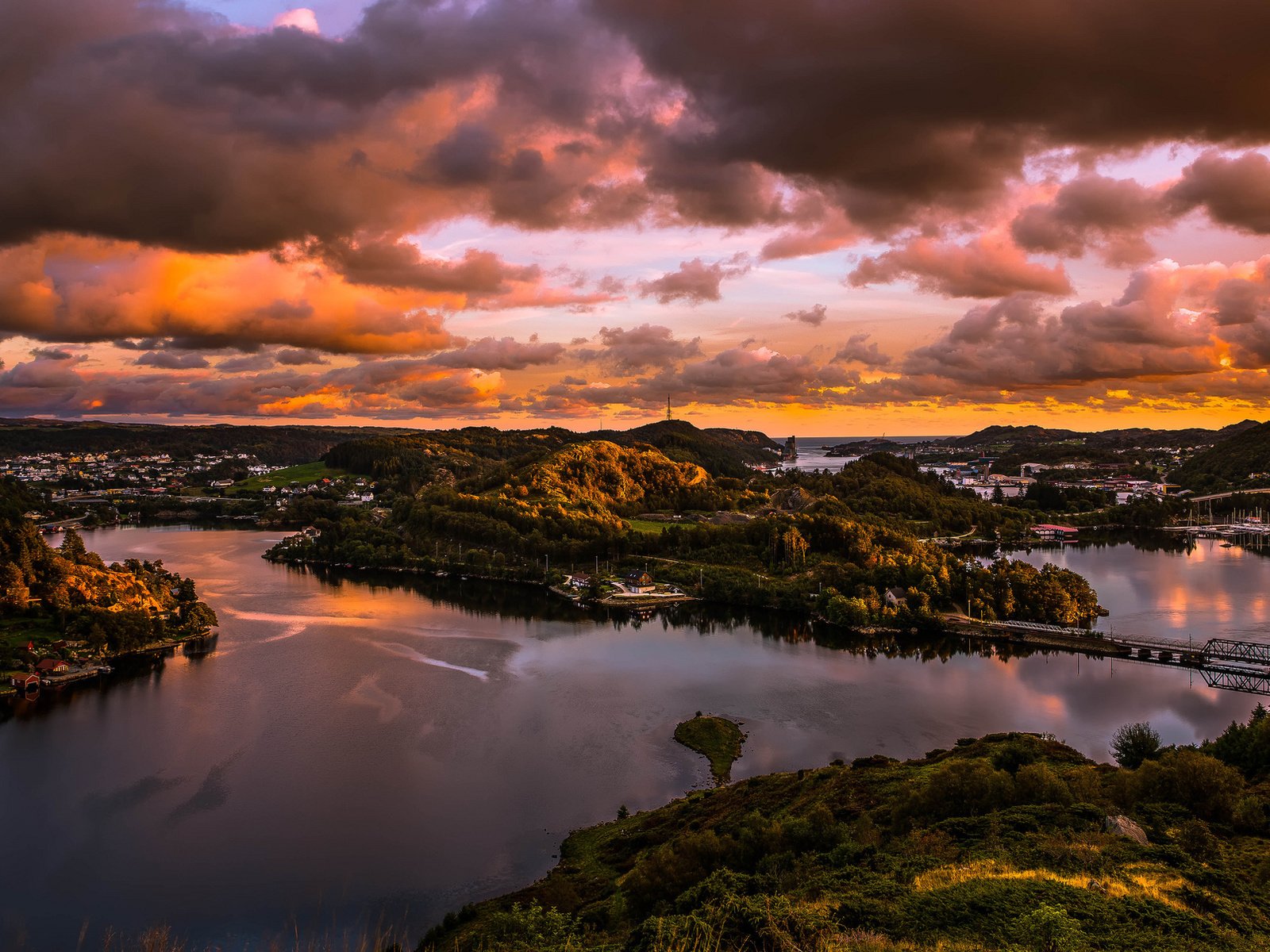 Обои селение, небо, облака, река, холмы, природа, закат, пейзаж, мост, the village, the sky, clouds, river, hills, nature, sunset, landscape, bridge разрешение 2048x1208 Загрузить