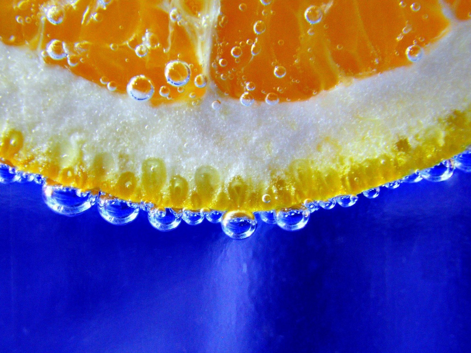 Обои макро, крупным планом, капли, фрукты, пузыри, апельсин, синий фон, цитрусы, долька, macro, closeup, drops, fruit, bubbles, orange, blue background, citrus, slice разрешение 1920x1200 Загрузить