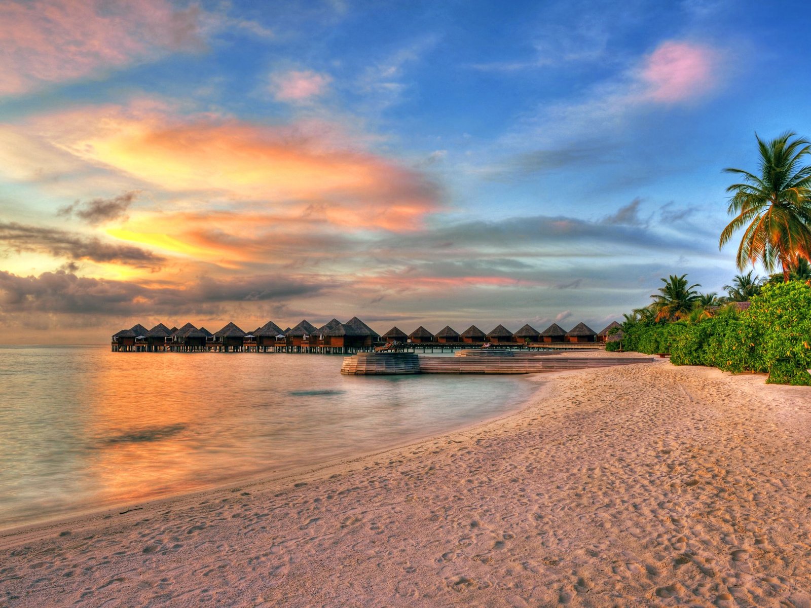Обои закат, море, пляж, бунгало, тропики, мальдивы, sunset, sea, beach, bungalow, tropics, the maldives разрешение 2512x1670 Загрузить