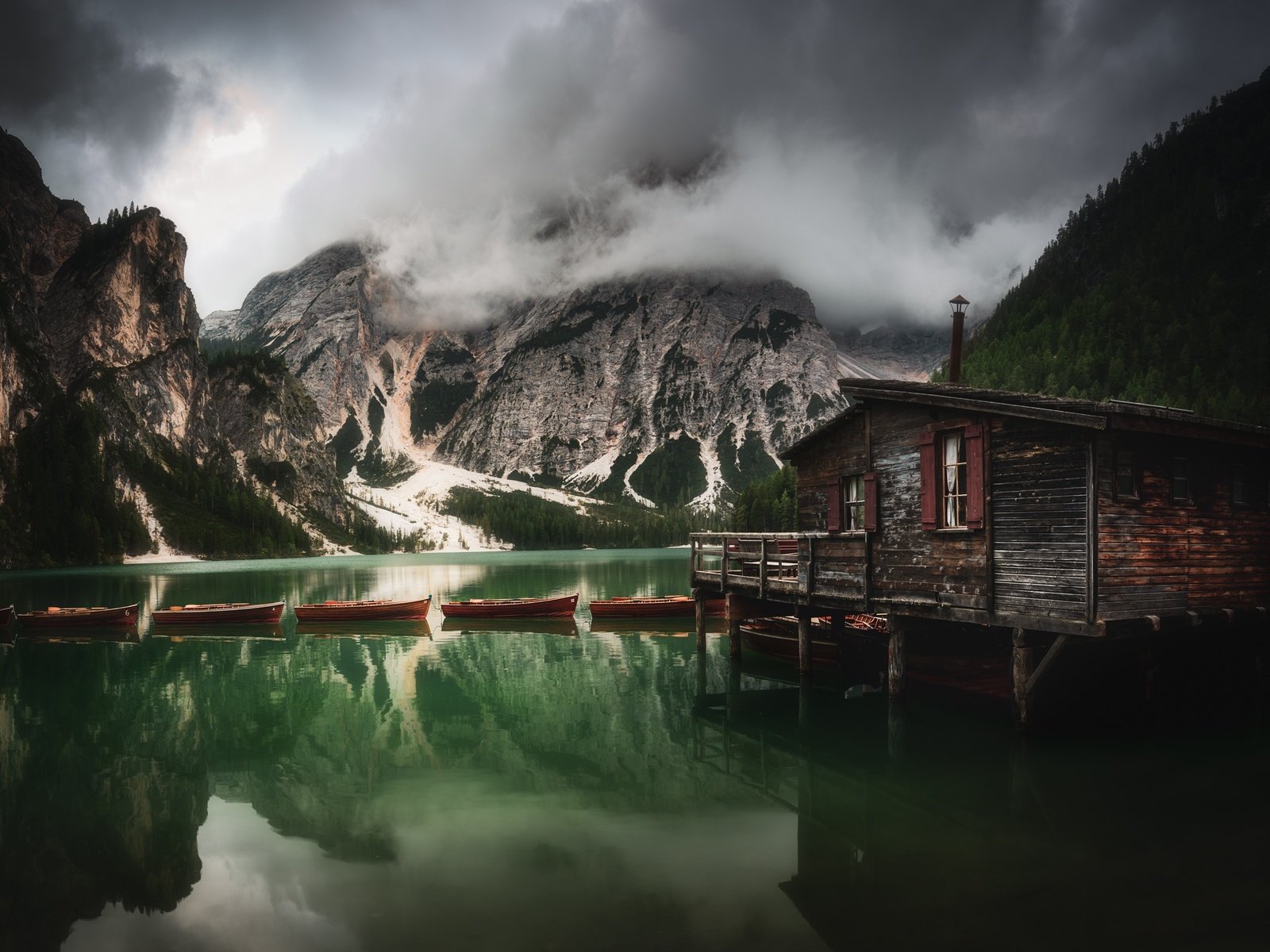 Обои доломиты, облака, озеро, горы, природа, пейзаж, лодки, италия, домик, the dolomites, clouds, lake, mountains, nature, landscape, boats, italy, house разрешение 2000x1666 Загрузить