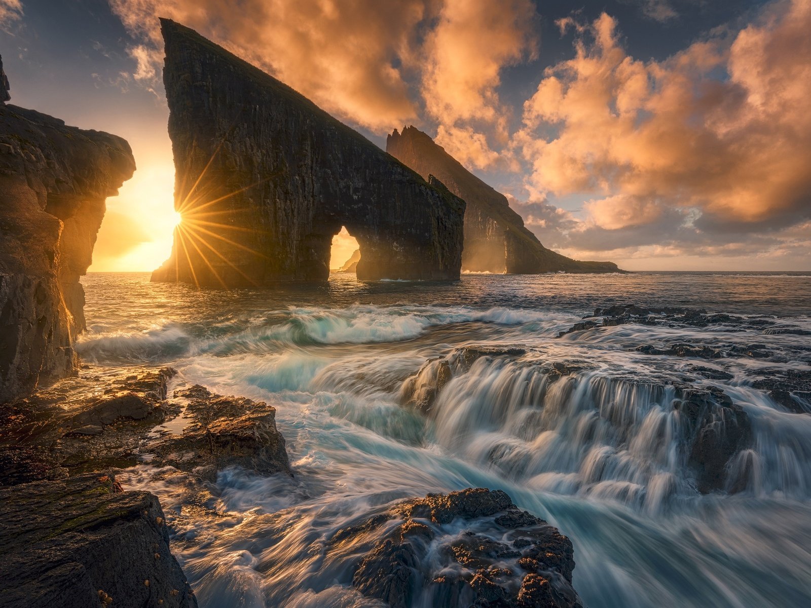 Обои скалы, закат, океан, фарерские острова, дания, атлантический океан, atlantic ocean, rocks, sunset, the ocean, faroe islands, denmark, the atlantic ocean разрешение 2000x1333 Загрузить