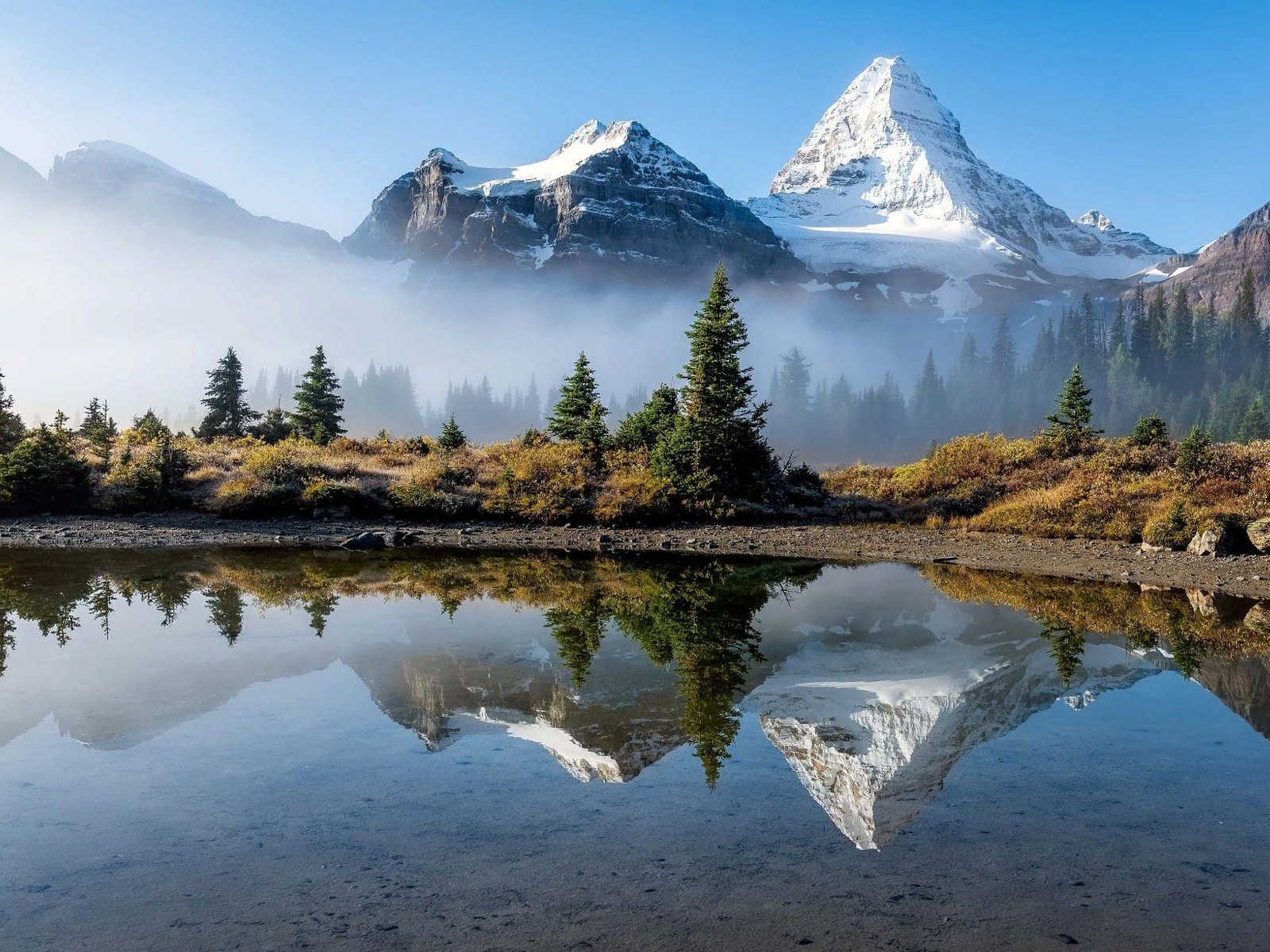 Обои деревья, озеро, горы, природа, отражение, пейзаж, туман, trees, lake, mountains, nature, reflection, landscape, fog разрешение 2000x1284 Загрузить