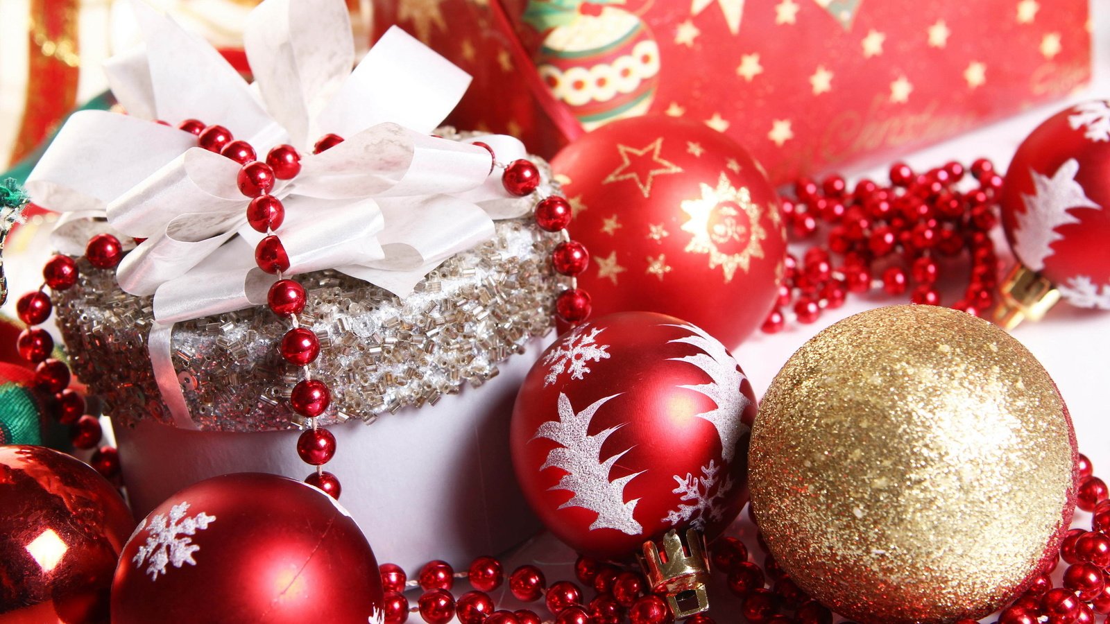 Обои новый год, праздник, елка, рождество, шары, елочные игрушки, красные, коробка, красный, золотые, шарики, блеск, бант, новогодние игрушки, бусы, новогодний шар, подарок, new year, holiday, tree, christmas, balls, christmas decorations, red, box, gold, bow, shine, christmas toys, beads, christmas ball, gift разрешение 2560x1600 Загрузить