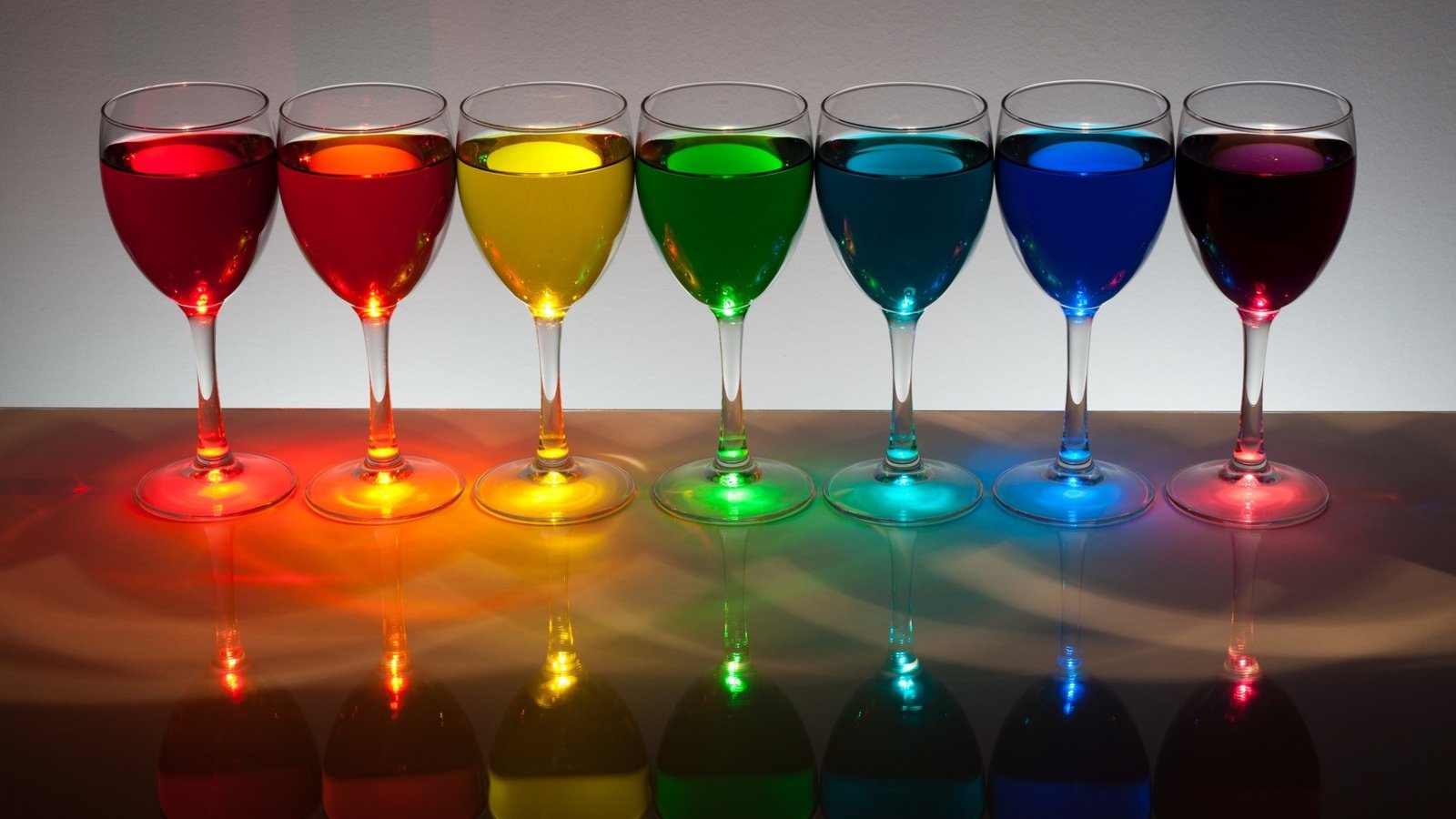 Обои отражение, цвет, радуга, напитки, бокалы, жидкость, reflection, color, rainbow, drinks, glasses, liquid разрешение 1920x1200 Загрузить