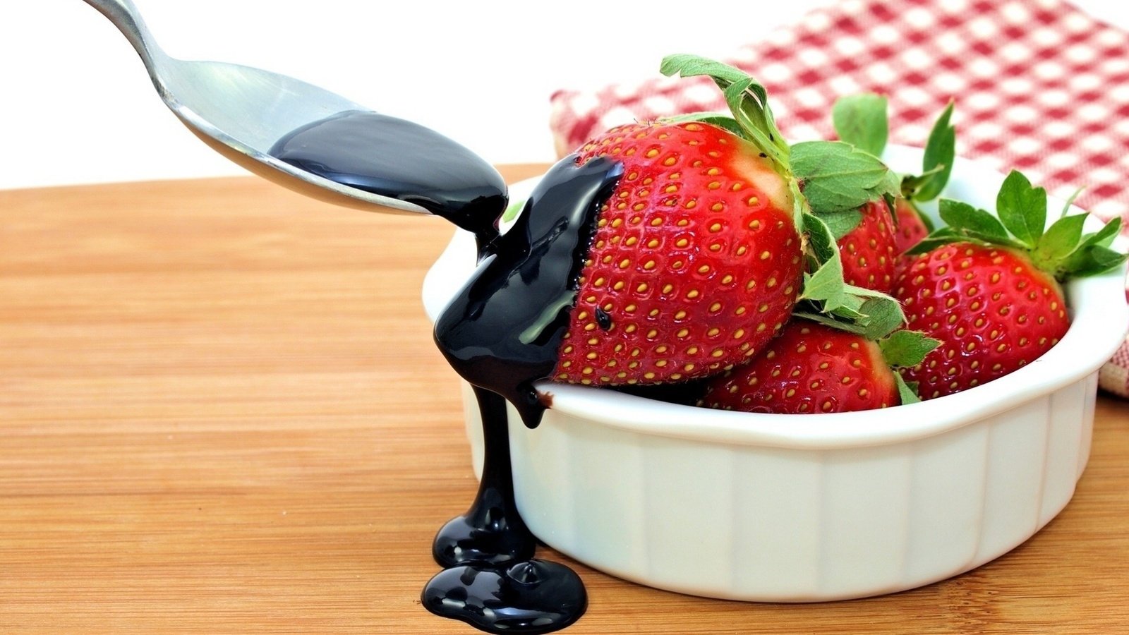 Обои клубника, ягоды, шоколад, десерт, ложка, strawberry, berries, chocolate, dessert, spoon разрешение 1920x1317 Загрузить