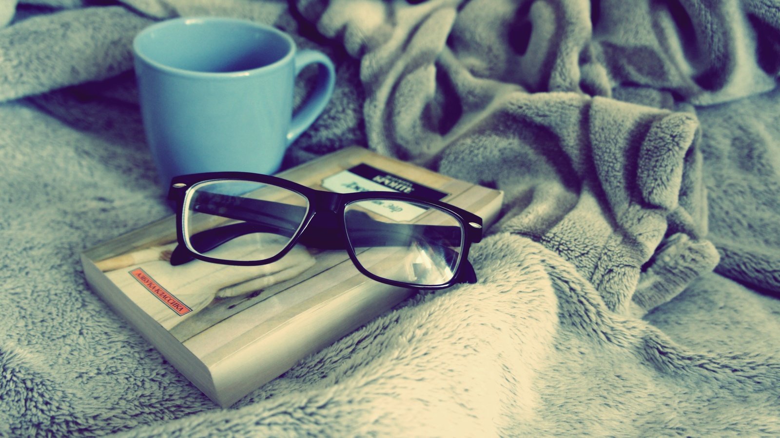 Обои очки, чашка, книга, голубая, уют, glasses, cup, book, blue, comfort разрешение 4592x2576 Загрузить