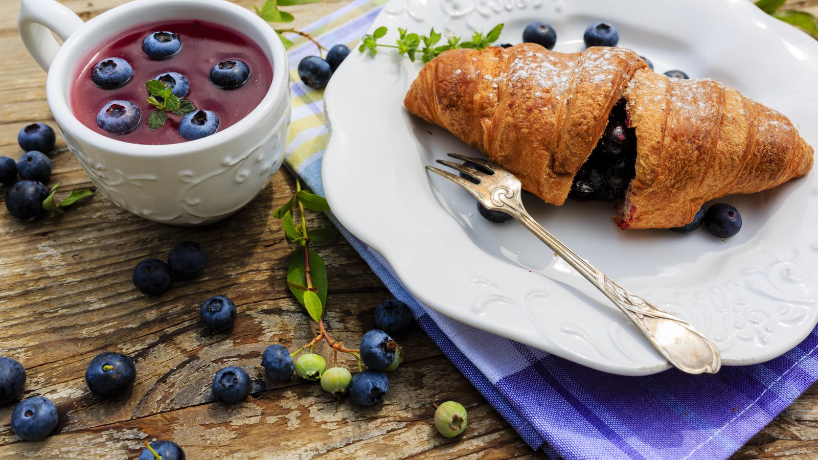 Обои ягоды, черника, выпечка, круассан, berries, blueberries, cakes, croissant разрешение 5760x3840 Загрузить