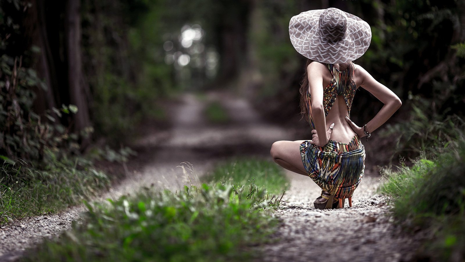 Обои девушка, тропинка, шляпа, girl, path, hat разрешение 1920x1080 Загрузить