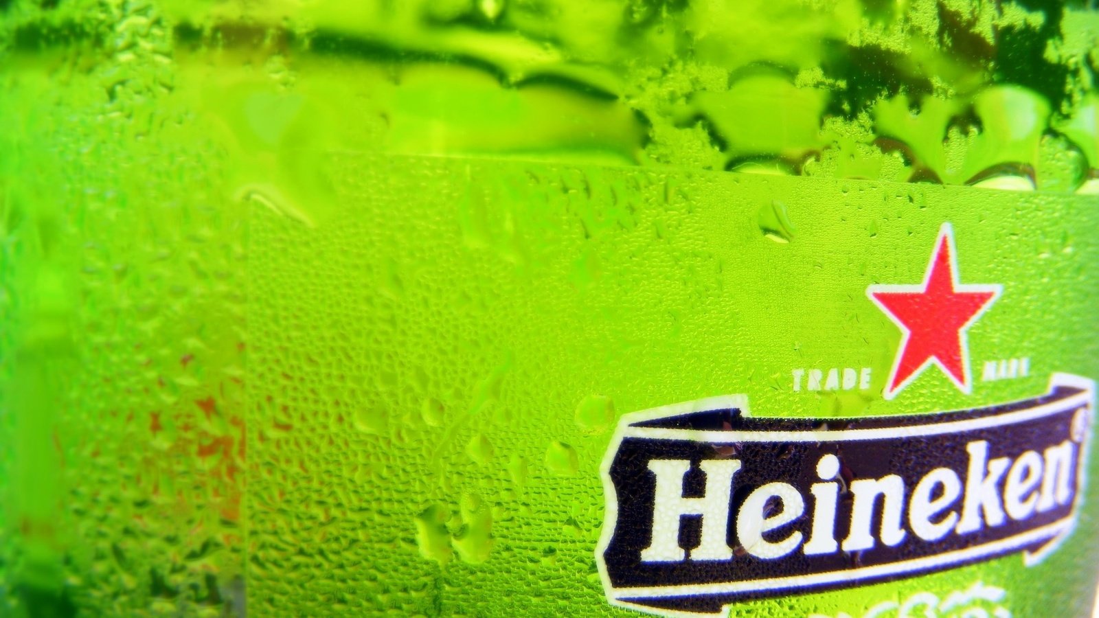Обои зелёный, капли, цвет, напитки, стекло, пиво, heineken, хайнекен, green, drops, color, drinks, glass, beer разрешение 2560x1600 Загрузить