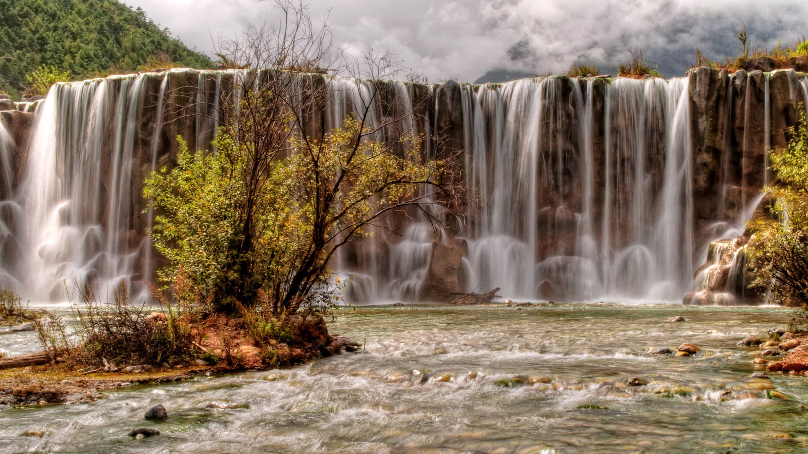 Обои камни, скала, водопад, китай, горная река, yulong snow mountain, stones, rock, waterfall, china, mountain river разрешение 2600x1500 Загрузить