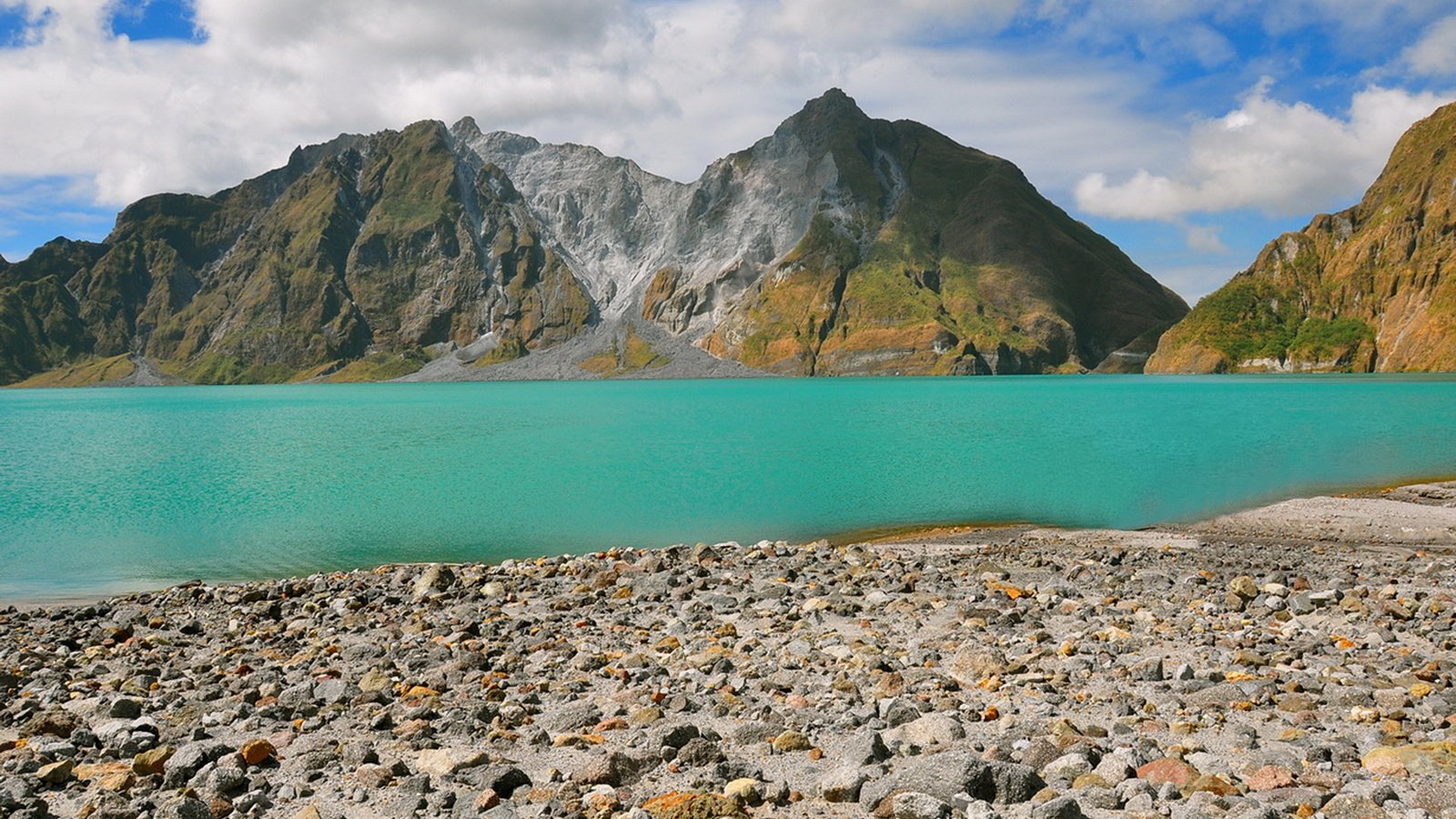 Обои небо, облака, озеро, горы, камни, берег, филиппины, the sky, clouds, lake, mountains, stones, shore, philippines разрешение 1920x1269 Загрузить