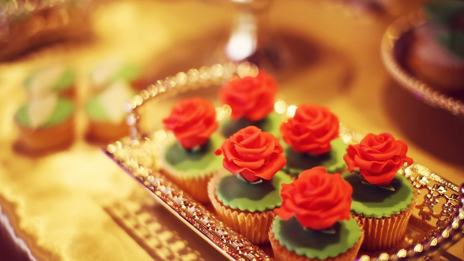 Обои роза, сладкое, украшение, поднос, кексы, rose, sweet, decoration, tray, cupcakes разрешение 1920x1080 Загрузить