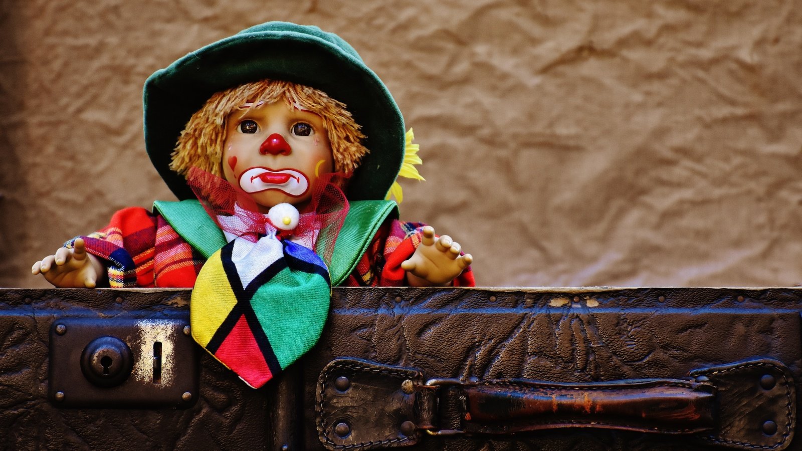 Обои игрушка, кукла, игра, клоун, чемодан, toy, doll, the game, clown, suitcase разрешение 6000x4000 Загрузить