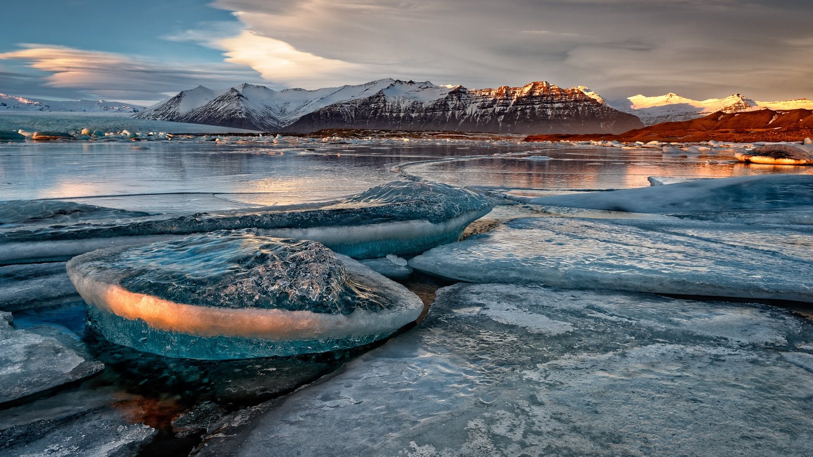 Обои озеро, горы, снег, берег, лёд, lake, mountains, snow, shore, ice разрешение 2000x1335 Загрузить