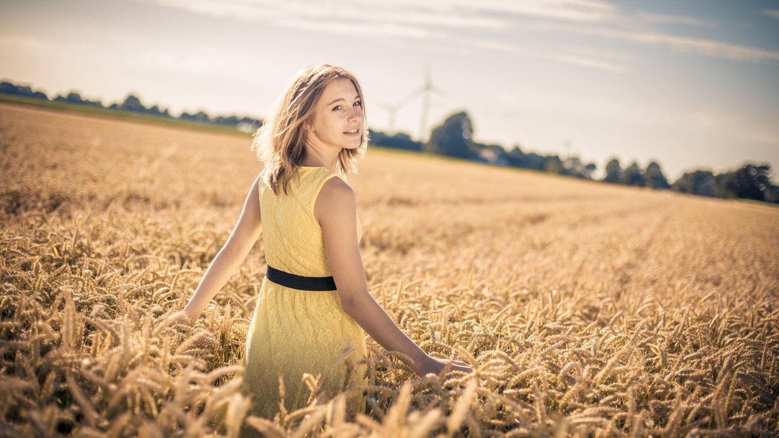 Обои девушка, поза, взгляд, лицо, желтое платье, пшеничное поле, girl, pose, look, face, yellow dress, wheat field разрешение 2048x1365 Загрузить