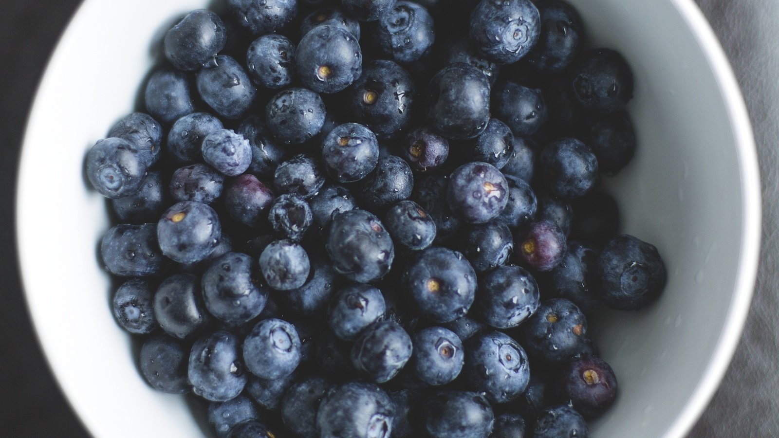 Обои ягоды, черника, тарелка, крупным планом, berries, blueberries, plate, closeup разрешение 3742x2495 Загрузить